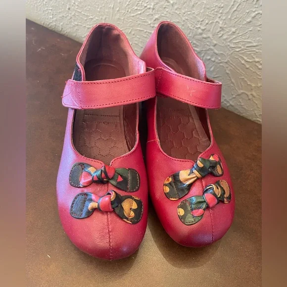 Cute red Mary Janes, size 8 - Picture 2 of 5